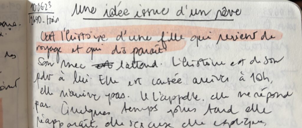 "10.06.23 - 12h40 - train
Une idée issue d'un rêve
C'est l'histoire d'une fille qui revient de voyage et qui disparaît.
Son mec l'attend. L'histoire est de son pdv à lui. Elle est censée arriver à 10h, elle n'arrive pas. Il l'appelle, elle ne répond pas. Quelques temps plus tard elle réapparaît, elle s'excuse, elle explique,"